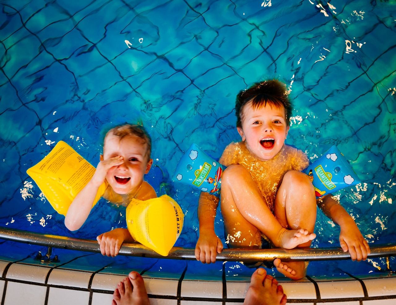 Děti milují bazén. 